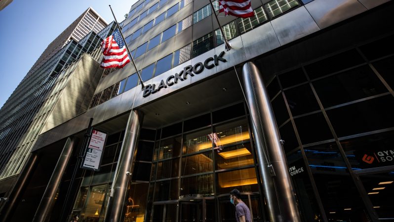 SEC, BlackRock’ın spot Bitcoin ETF başvurusunu incelemek üzere kabul etti