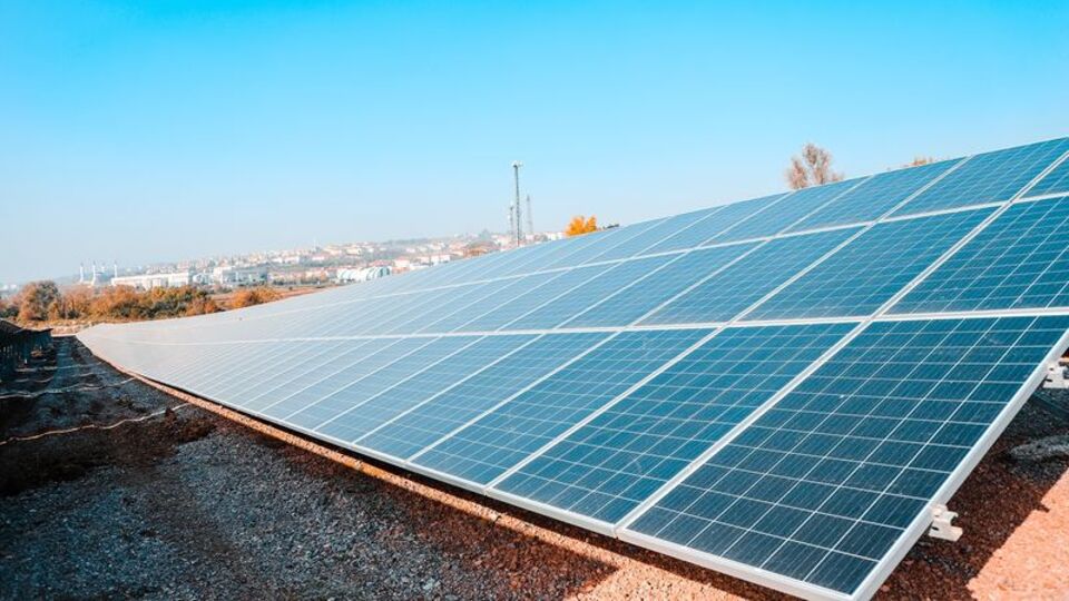 Suudi Acwa Türkiye’ye güneş enerjisi yatırımı yapacak