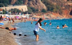 Antalya’da Yaz Devam Ediyor: Kasımda Deni̇z ve Gün Işığıyla Dolu Bir Sahil Günleri