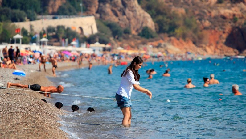 Antalya’da Yaz Devam Ediyor: Kasımda Deni̇z ve Gün Işığıyla Dolu Bir Sahil Günleri
