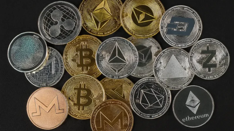 Kripto Piyasasında Ekimdeki Düşüşten Sonra Sert Dolaşım: STRK, WLFI ve FET Öne Çıkıyor