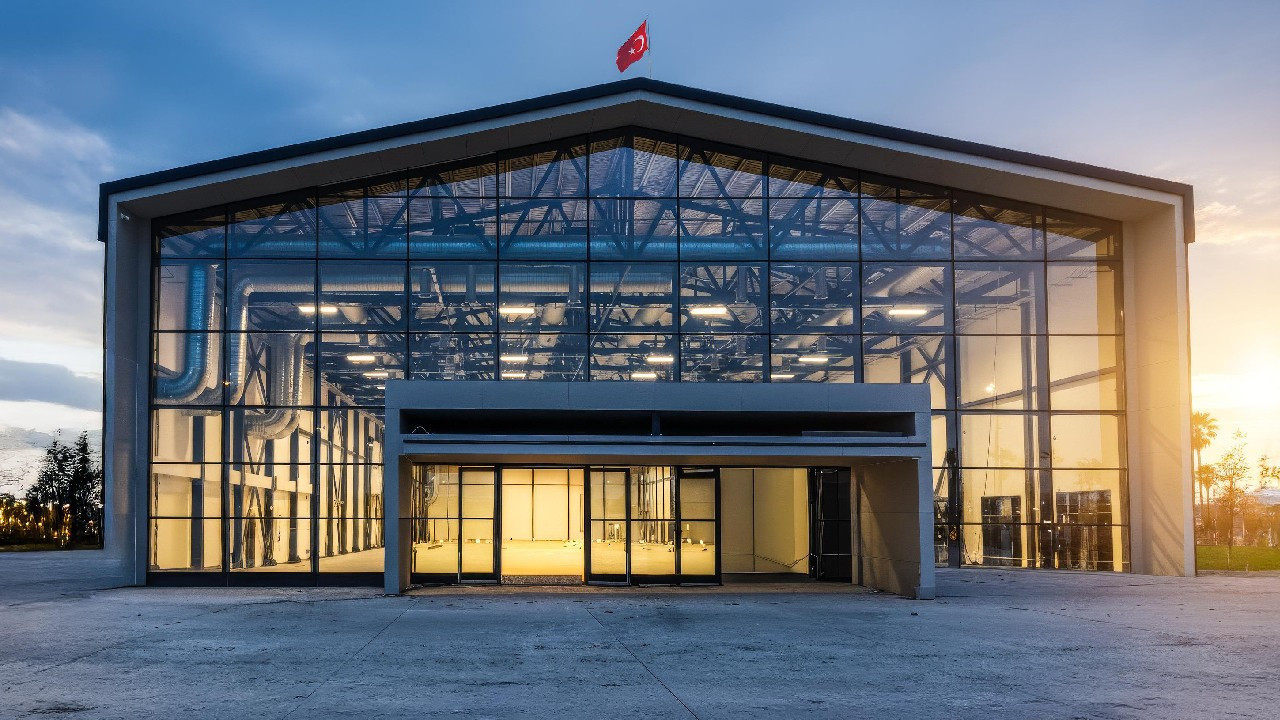 Vekon’un Türkiye’de 75 Günde Yükselen Çelik Etkinlik Alanı: Hibrit Sistemle Hızlı Montaj ve Ekobord Dokular