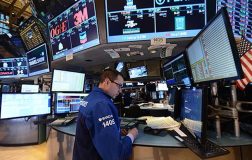 ABD’de Tarif Belirsizliği ve Yapay Zeka Yatırımlarında Dalgalanma: Piyasalarda İlk Gün Performansı