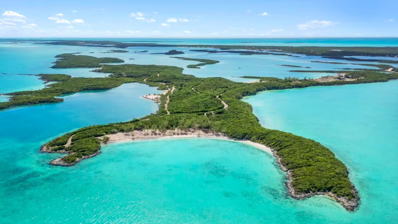 Crab Cay: Exuma Takımadaları’ndaki 250 Dönümlük Özel Ada ve 125 Milyon Dolarlık Yatırım Hikayesi