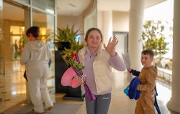 Marmaris’te 2026 Yaz Sezonunun İlk Turist Grubu Çiçeklerle Karşılandı