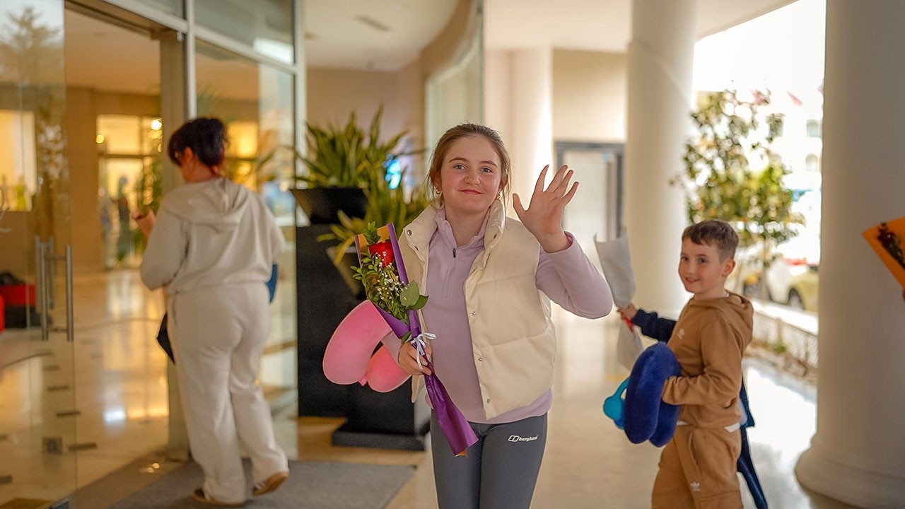 Marmaris’te 2026 Yaz Sezonunun İlk Turist Grubu Çiçeklerle Karşılandı