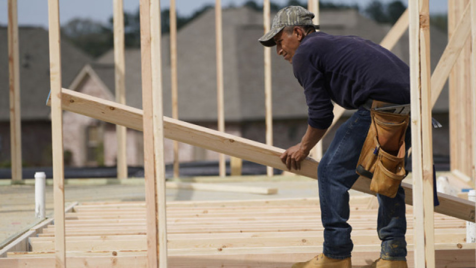 Ocak Ayında Konut İnşaatlarında Yangın Noktası: Düşük Tek Aileli İzinler ve Çok Aileli Artışlar