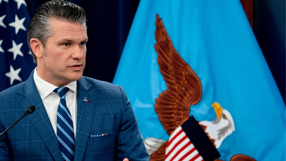 ABD Bakanı Hegseth Pentagon’da Konuştu: Basına Yüklü Eleştiriler ve Hürmüz Açıklamaları