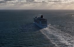 Dubai’den Hürmüz Boğazı’na Uzanan Yolculuk: Celestyal Discovery’nin İlk Yolcu Gemisi Geçişi