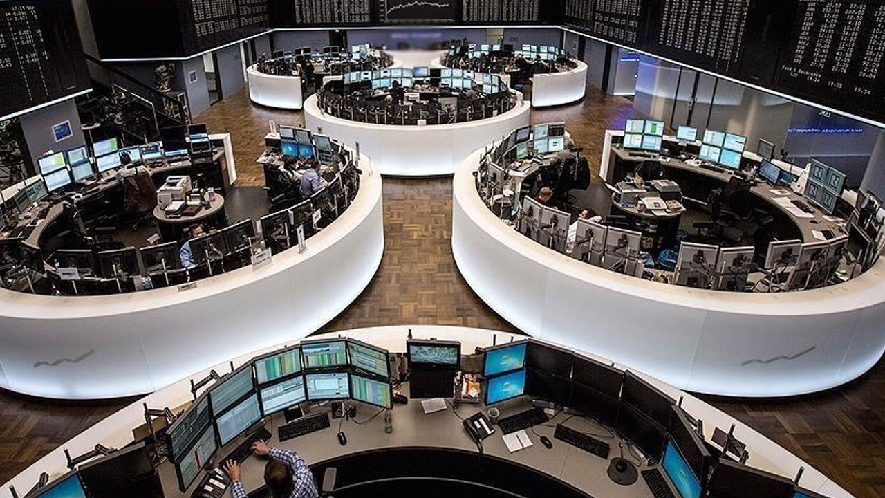 Stoxx Europe 600 Kapanışta Hafif Geri Çekildi: Avrupa Piyasaları ve Ekonomik Gözlemler