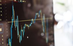 Stoxx Europe 600 ve Avrupa Piyasalarında Haftanın İlk İşlem Günü: Endeksler ve Dolar-Euro Hareketleri