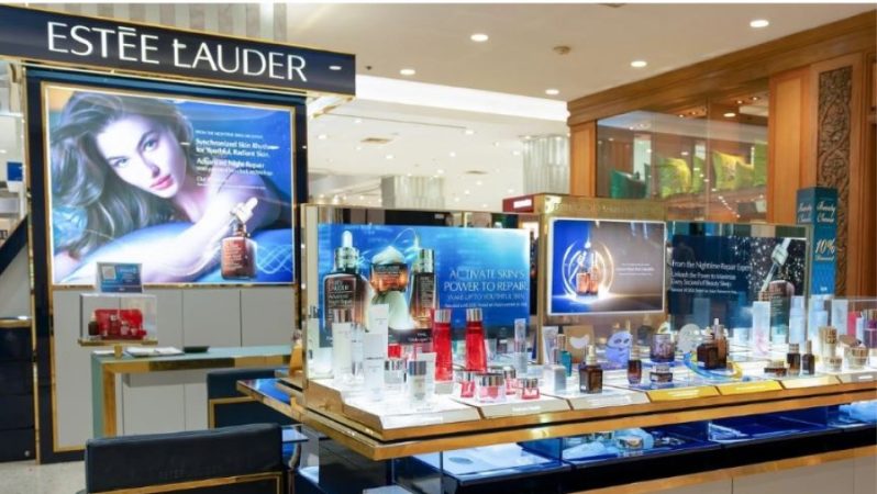 Estée Lauder’in Dönüşüm Yolculuğu: Dijital Kanallara Yoğunlaşma ve Tasarruf Hedefleri